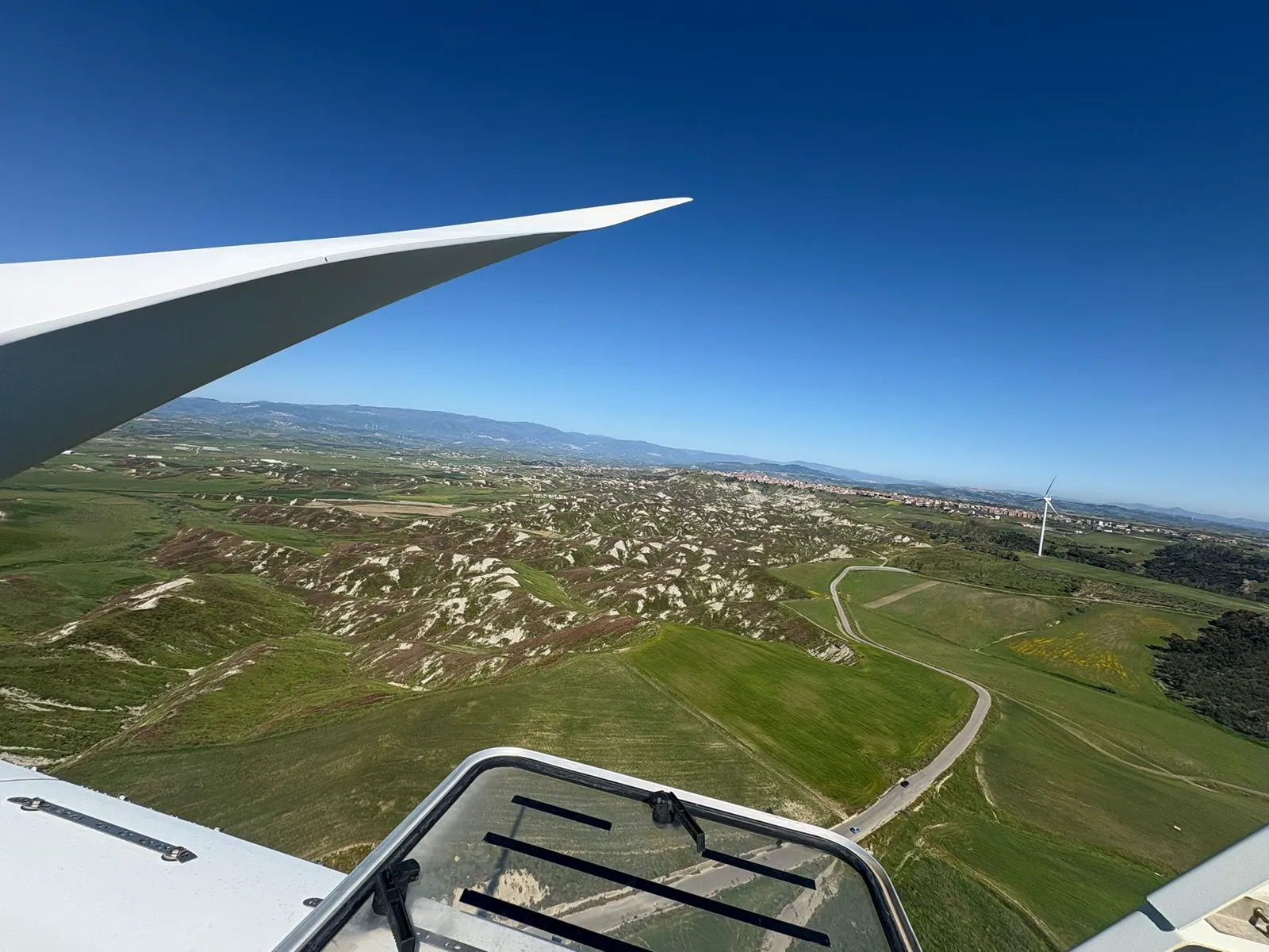 Vista panoramica da una pala eolica