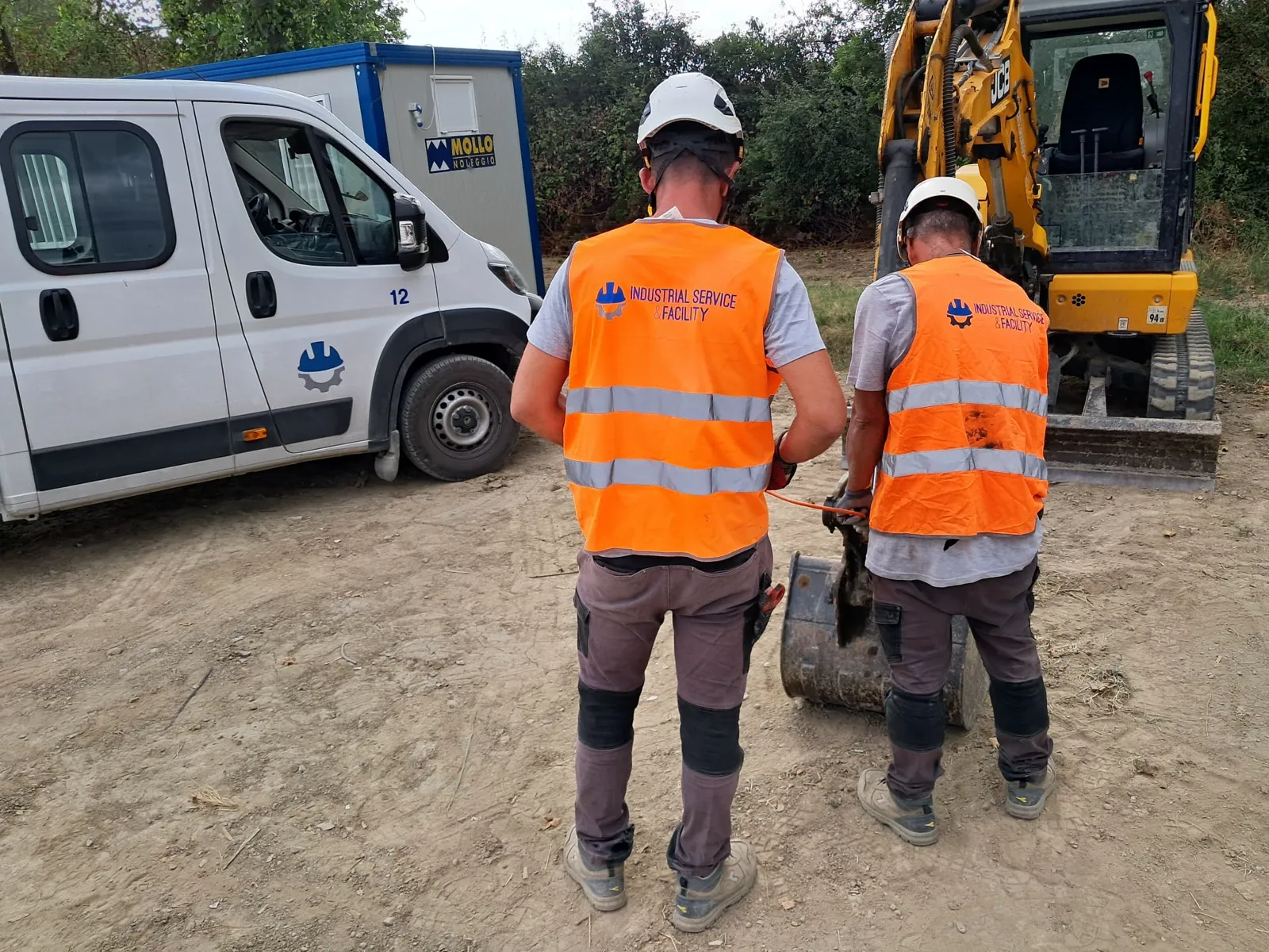Operatori Industrial Service & Facility in cantiere